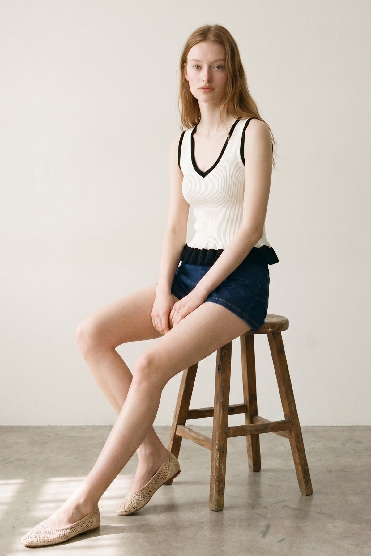 Contrast Ruffle Pointed Hem Knit Top